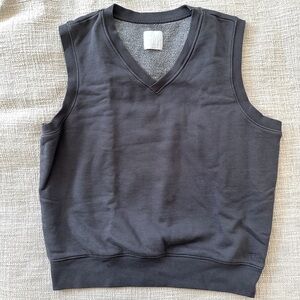 Aritzia / TNA Sweater Vest in Cozy Sweatshirt Material
